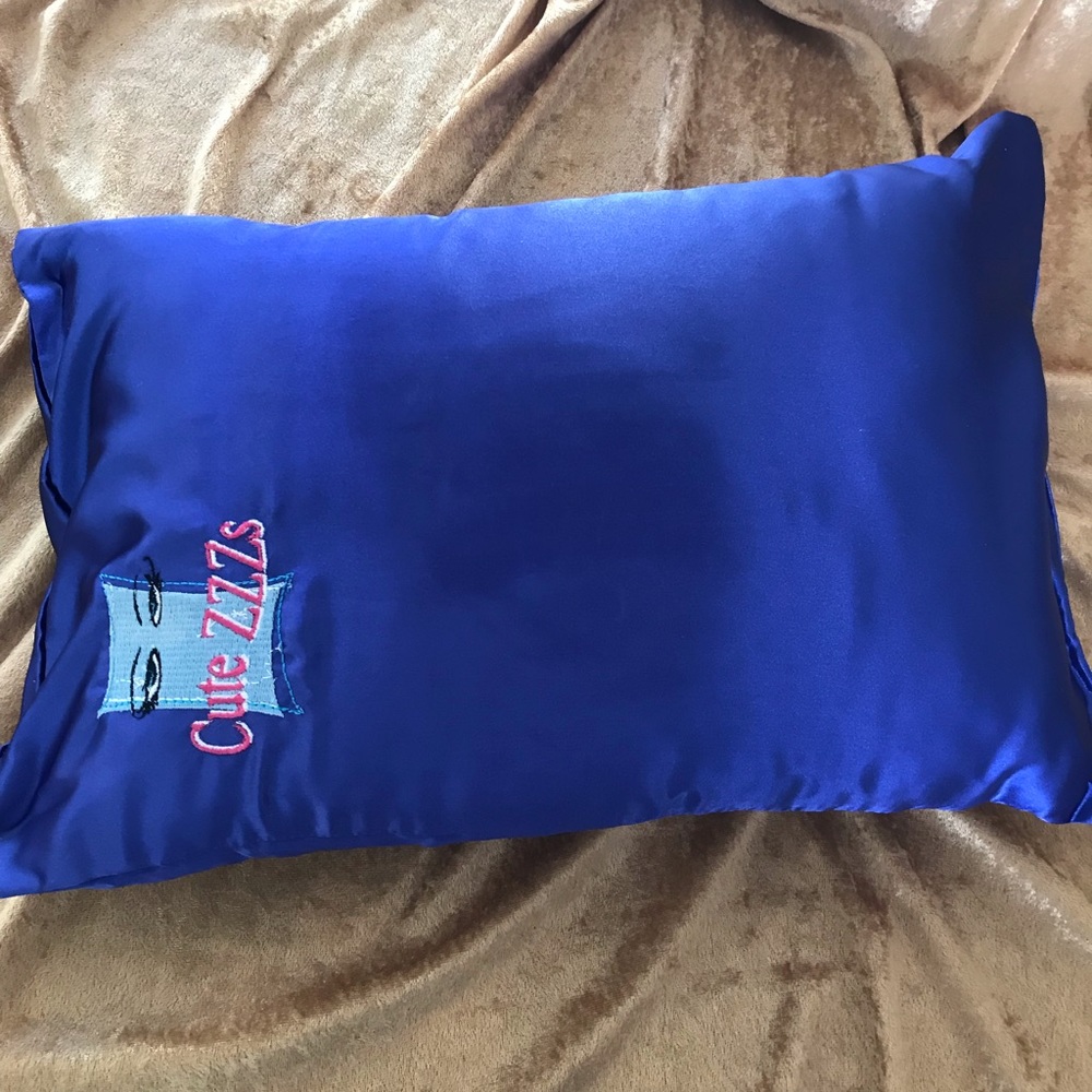 Cutezzzs satin travel pillow